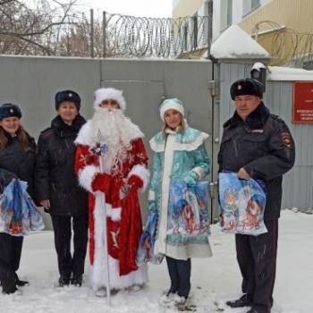 К семьям из Саранска пришел в гости "Полицейский Дед Мороз" и Снегурочка