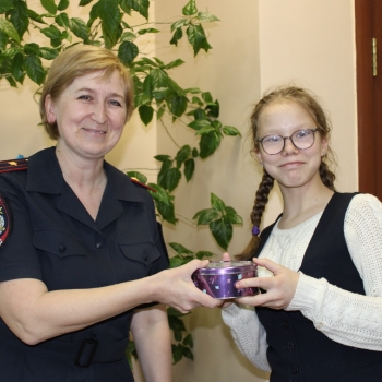 Полицейские поздравили подопечных фонда "МНОГО ДЕТИ" с Международным женским днём