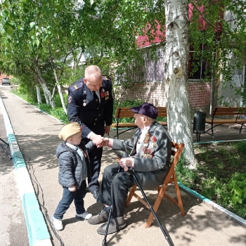 Подопечные фонда "МНОГО ДЕТИ" поздравили ветерана Василия Синицына с Днём Пробеды