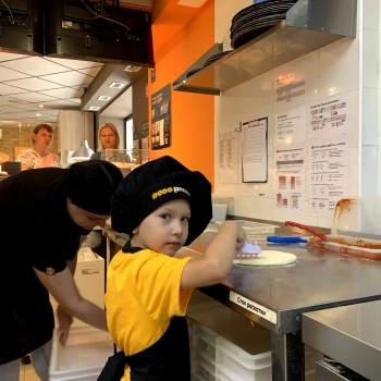 Юные подопченые фонда "МНОГО ДЕТИ" научились печь вкусную пиццу вместе с поварами "ДоДо"