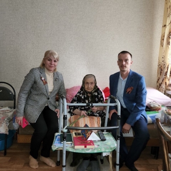 Команда благотворительной организации "МНОГО ДЕТИ" поздравила труженицу тыла Филатову Анастасию Григорьевну